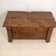 Coffre en bois sculpté de style gothique