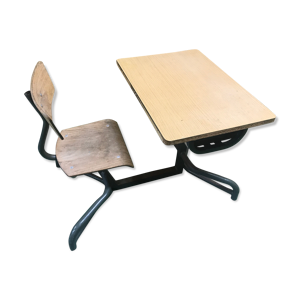 bureau d’écolier avec chaise liée