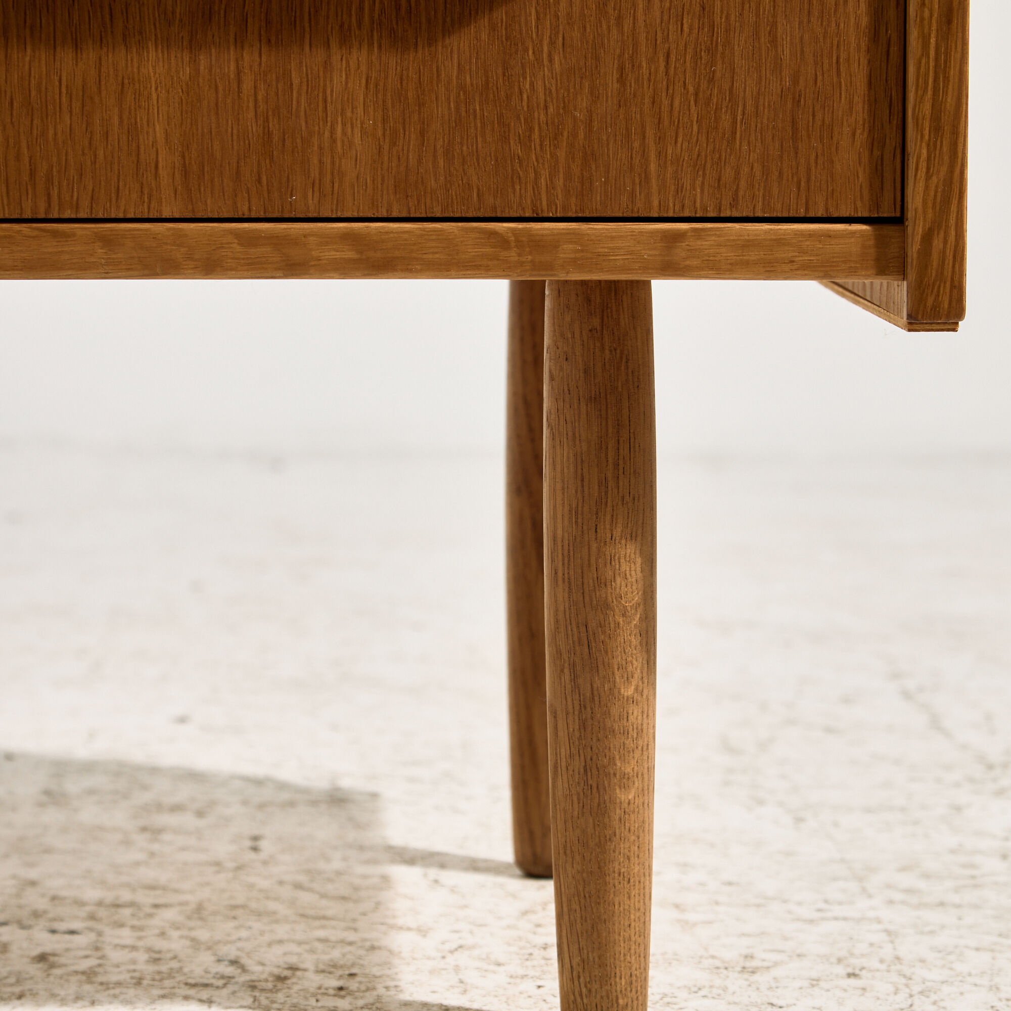 Table de chevet en chêne restaurée