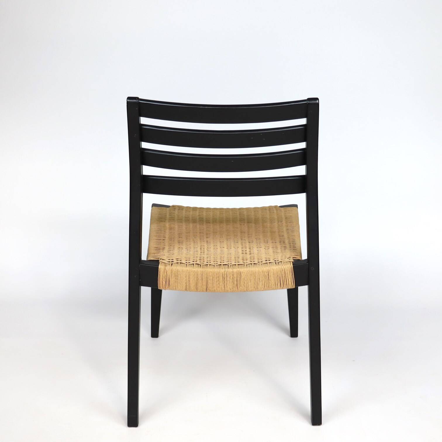 Scandinavian chairs in wood and ropes
