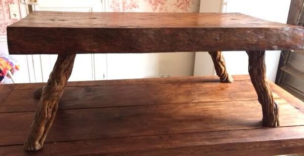 Table basse en bois brut tropical