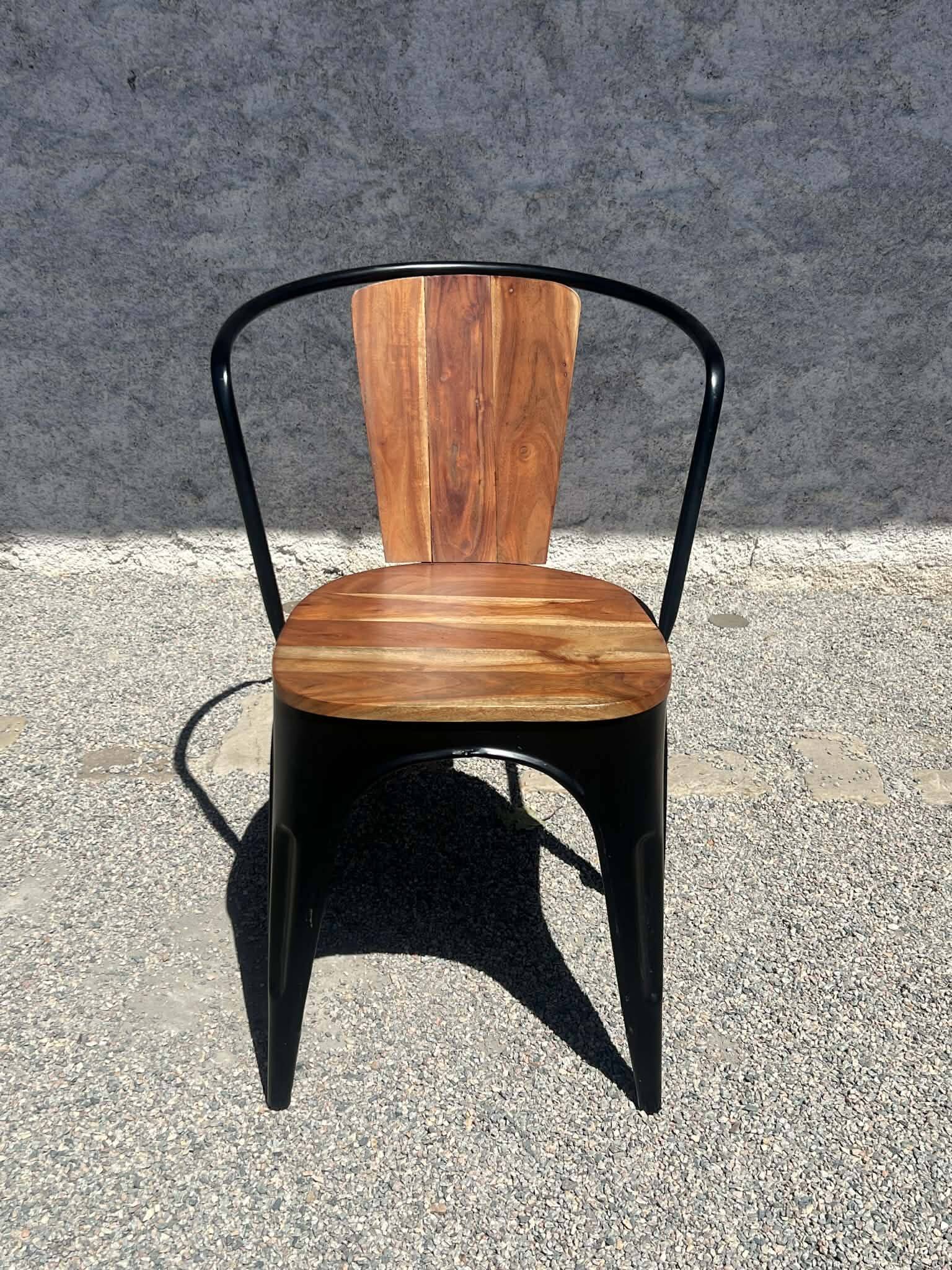 4 chaises en métal noir et bois