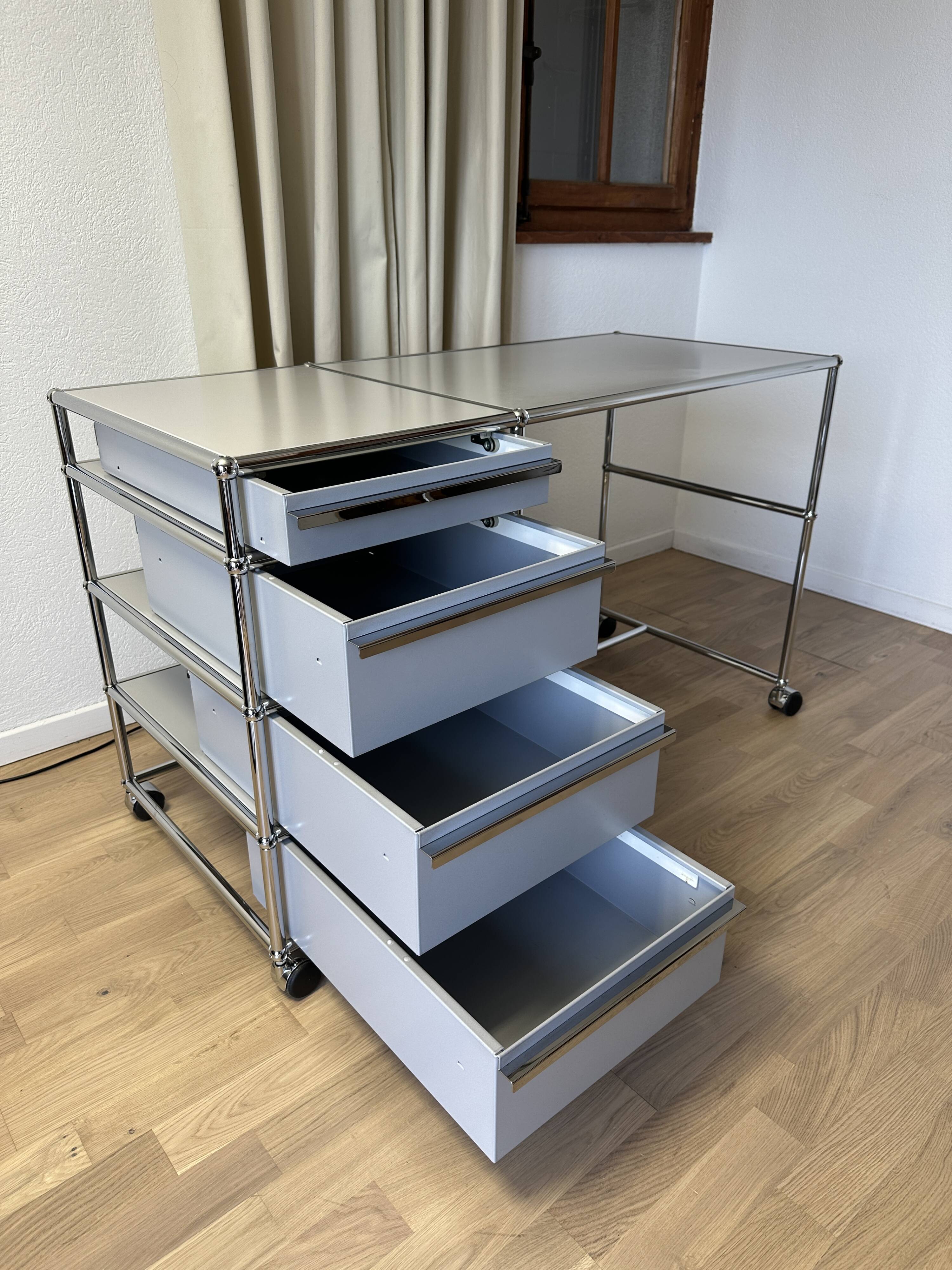 USM Haller desk in matte silver