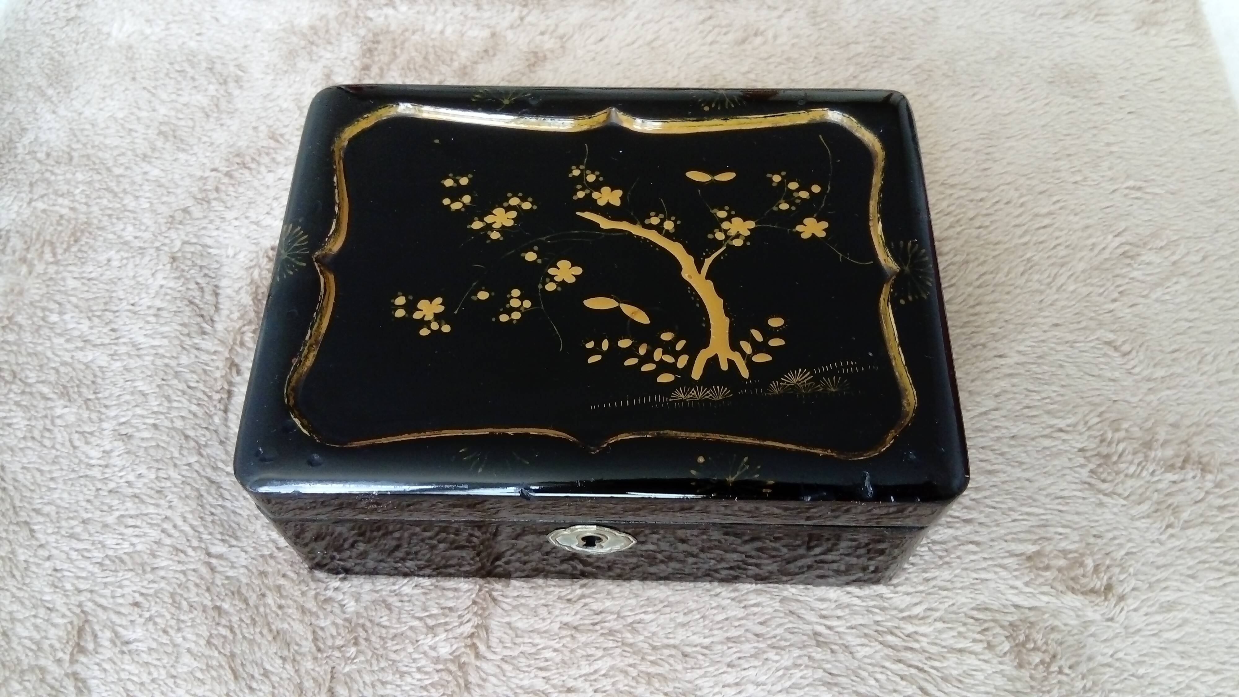 Old black lacquered jewelry box/box with gold Asian décor