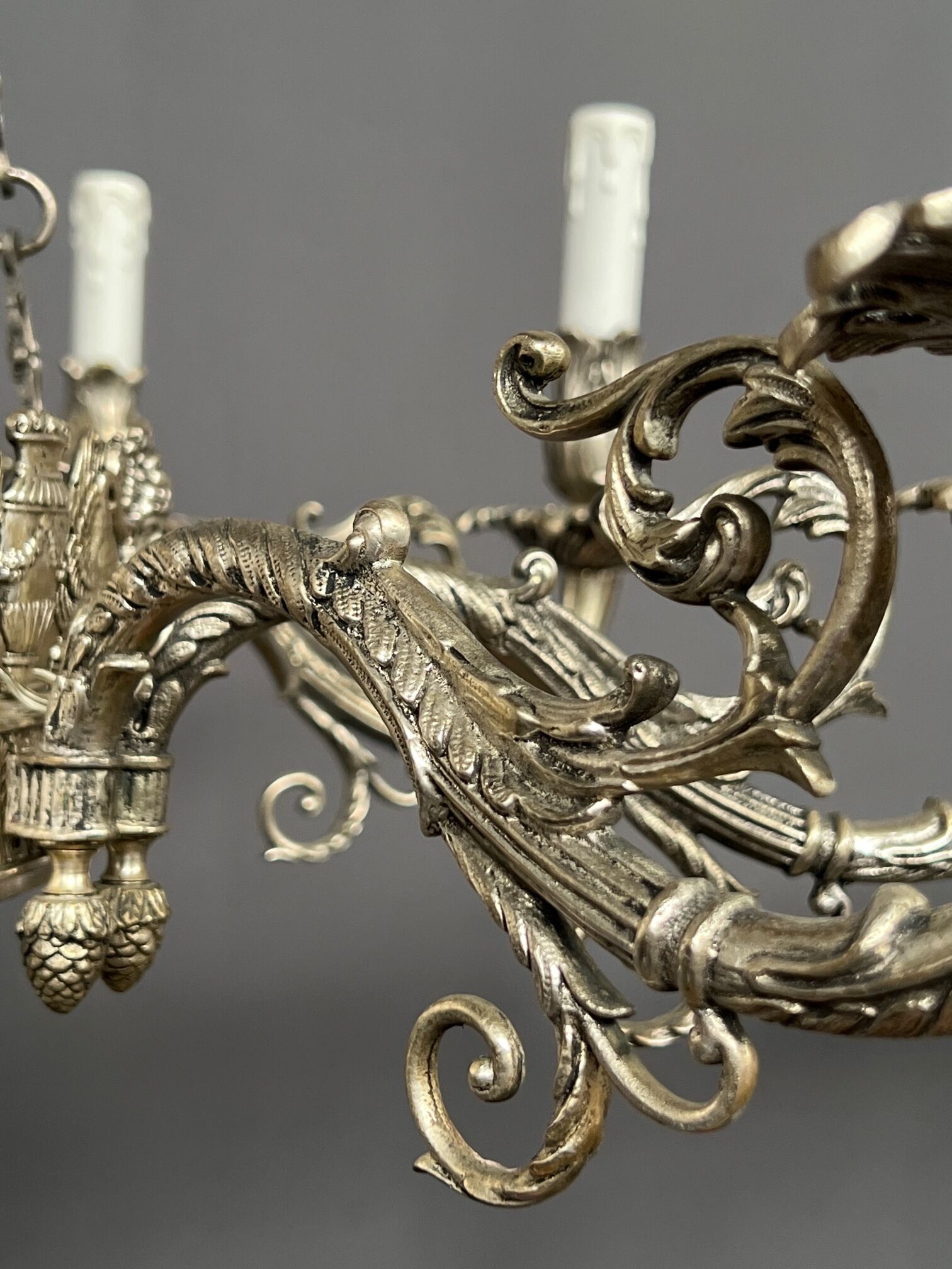 Grand lustre ancien rare en bronze massif argenté de style Empire 12 points lumineux.