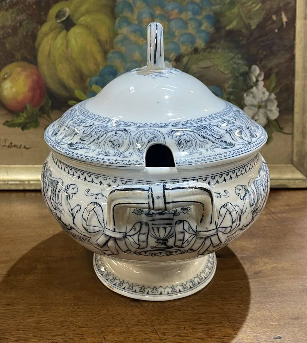 Important English Minton porcelain soup tureen, Florentine pattern