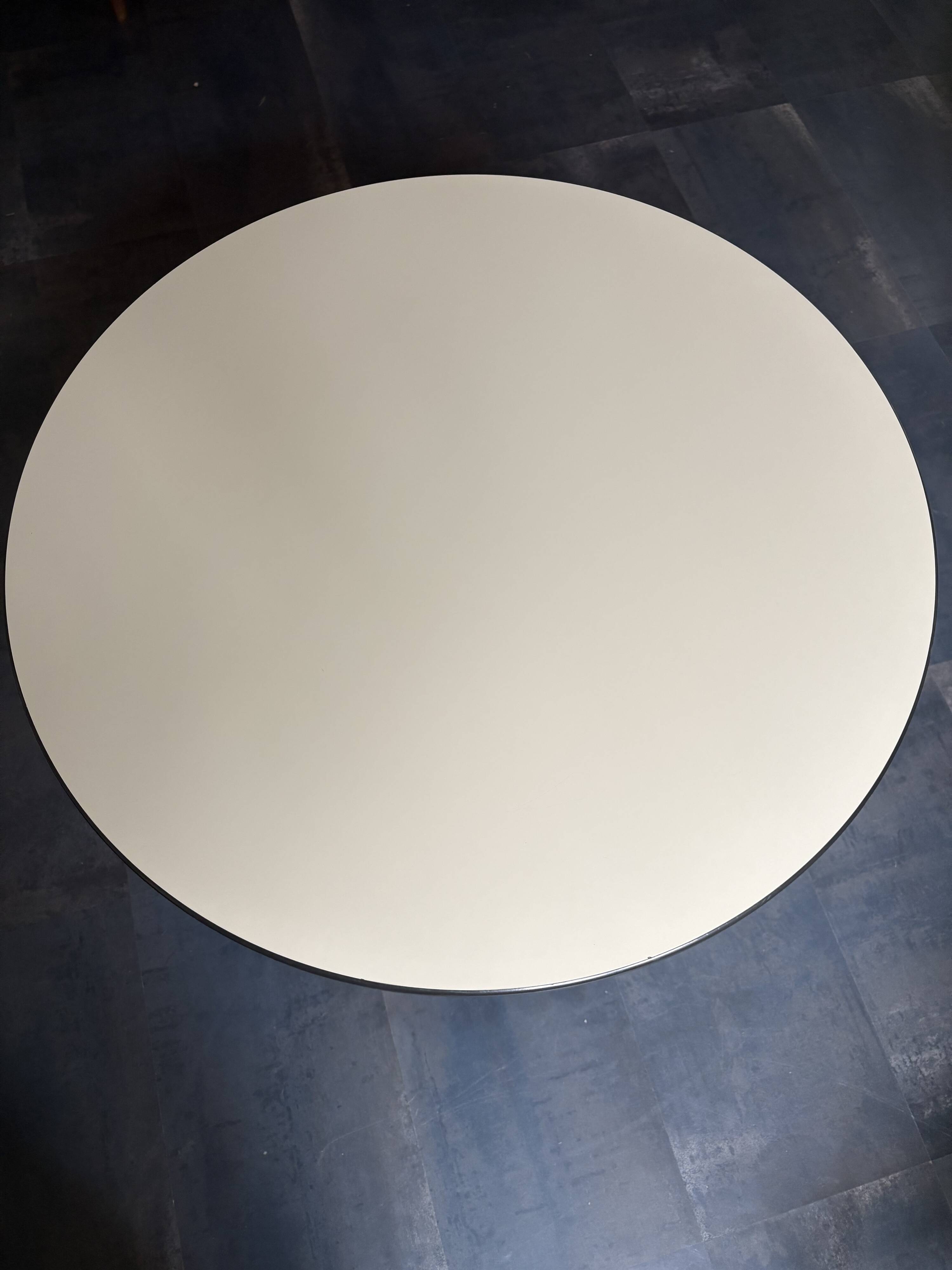 Round table Charles & Ray Eames – authenticated Herman Miller edition - h 65cm