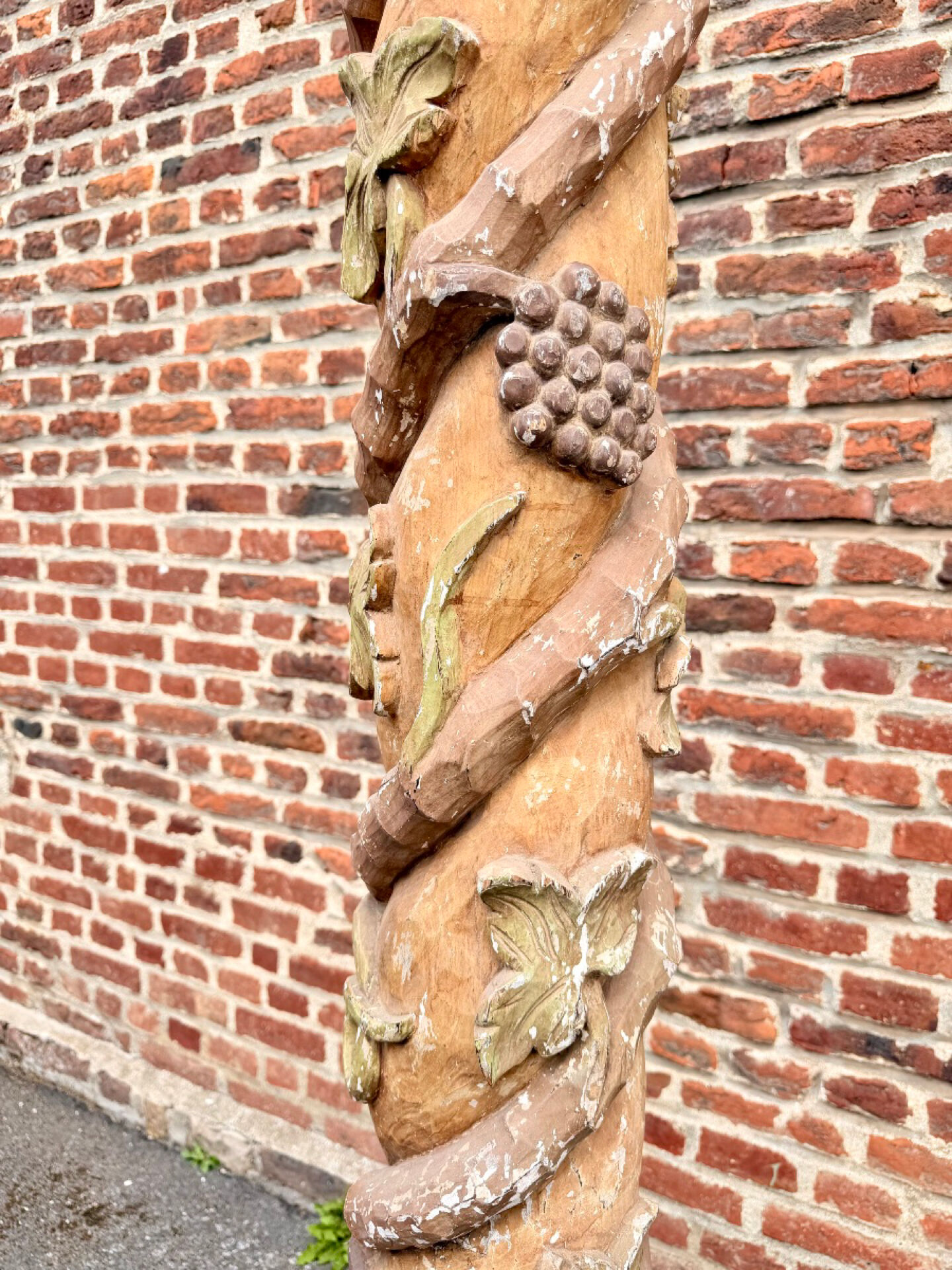 Twisted column in carved polychrome wood, 19th century.