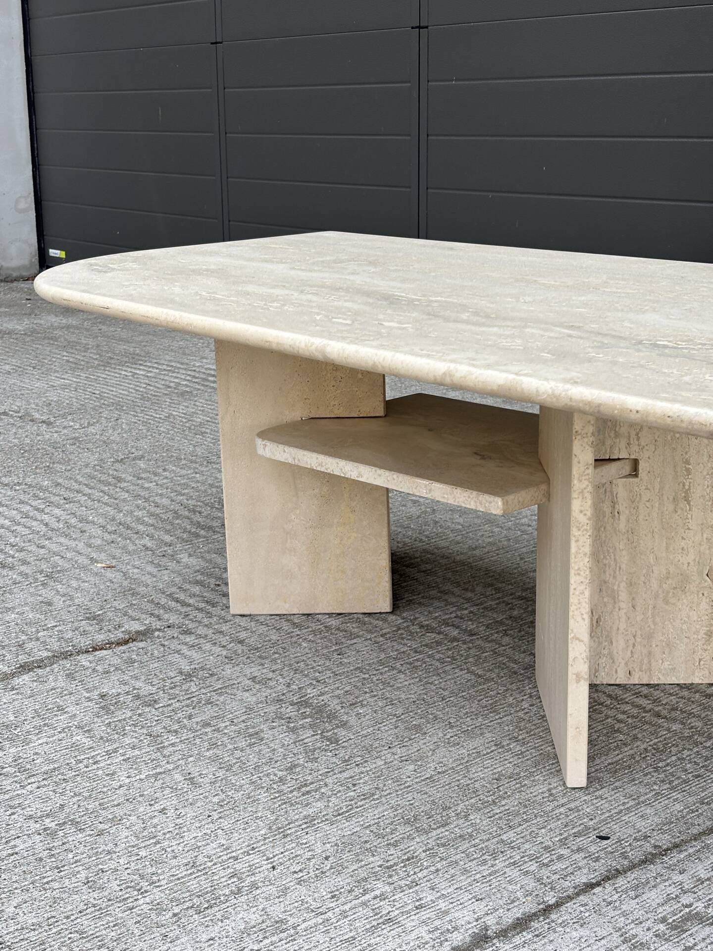 Vintage sculptural coffee table in travertine, 1980s.