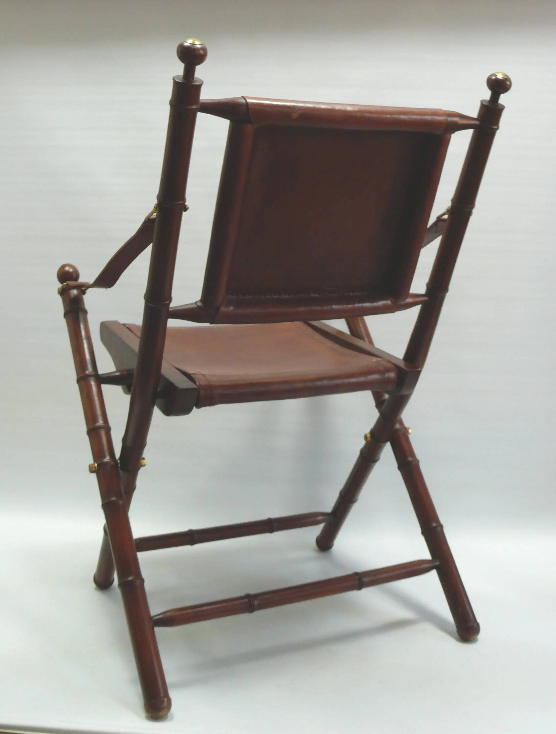 Chaise de campagne, chaise d'officier en teck et bambou, avec assise en cuir cousu et détails en laiton - années 1960