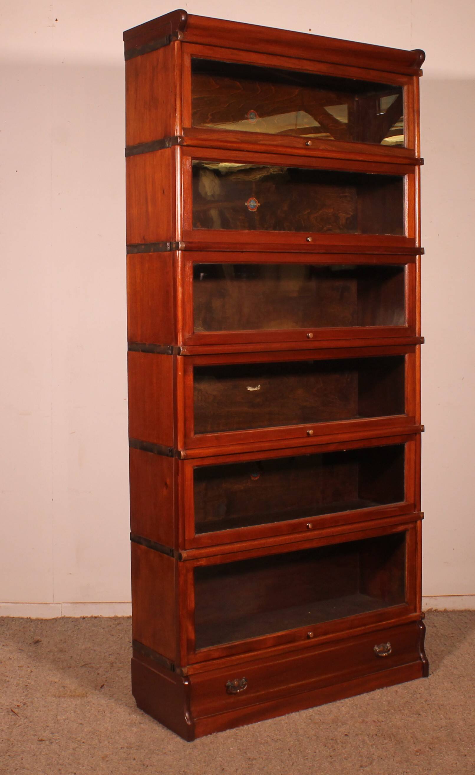Globe Wernicke Library in mahogany with 6 elements and drawer.
