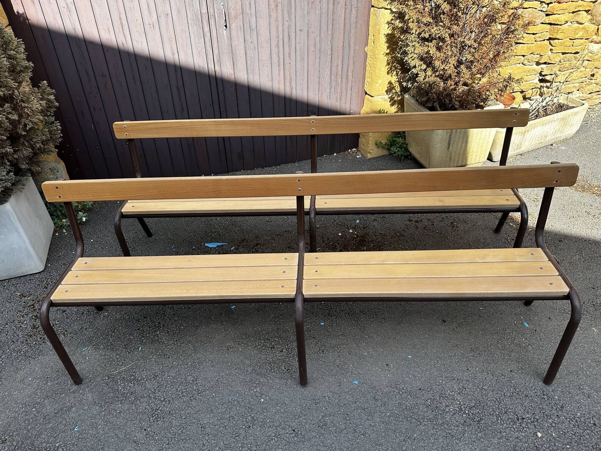 Paire de bancs d'école