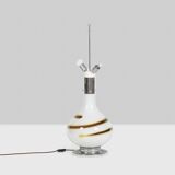 Lampe en verre blanc à décor d’une spirale marron et jaune, années 1970