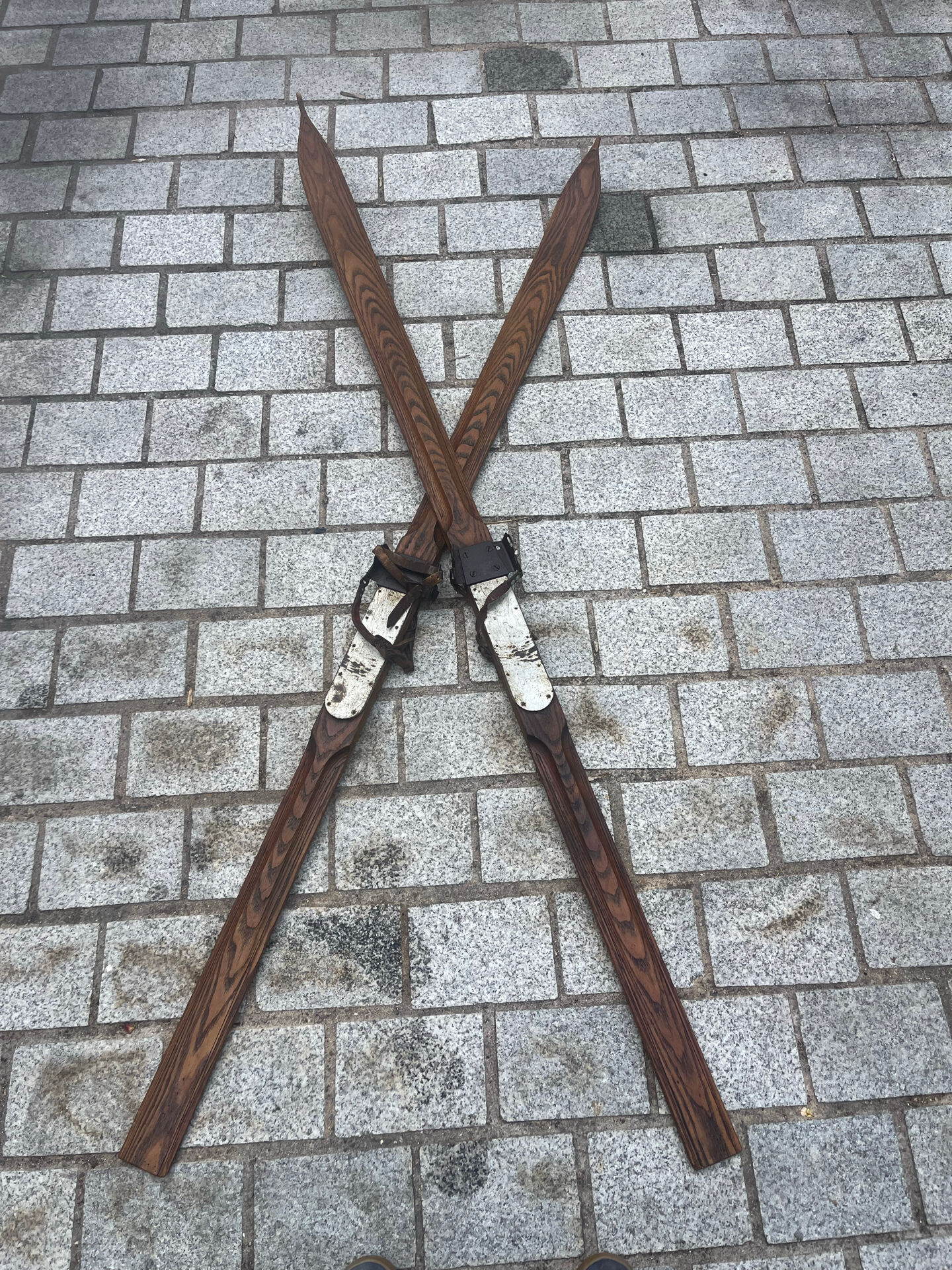 Pair of old skis L=196cm