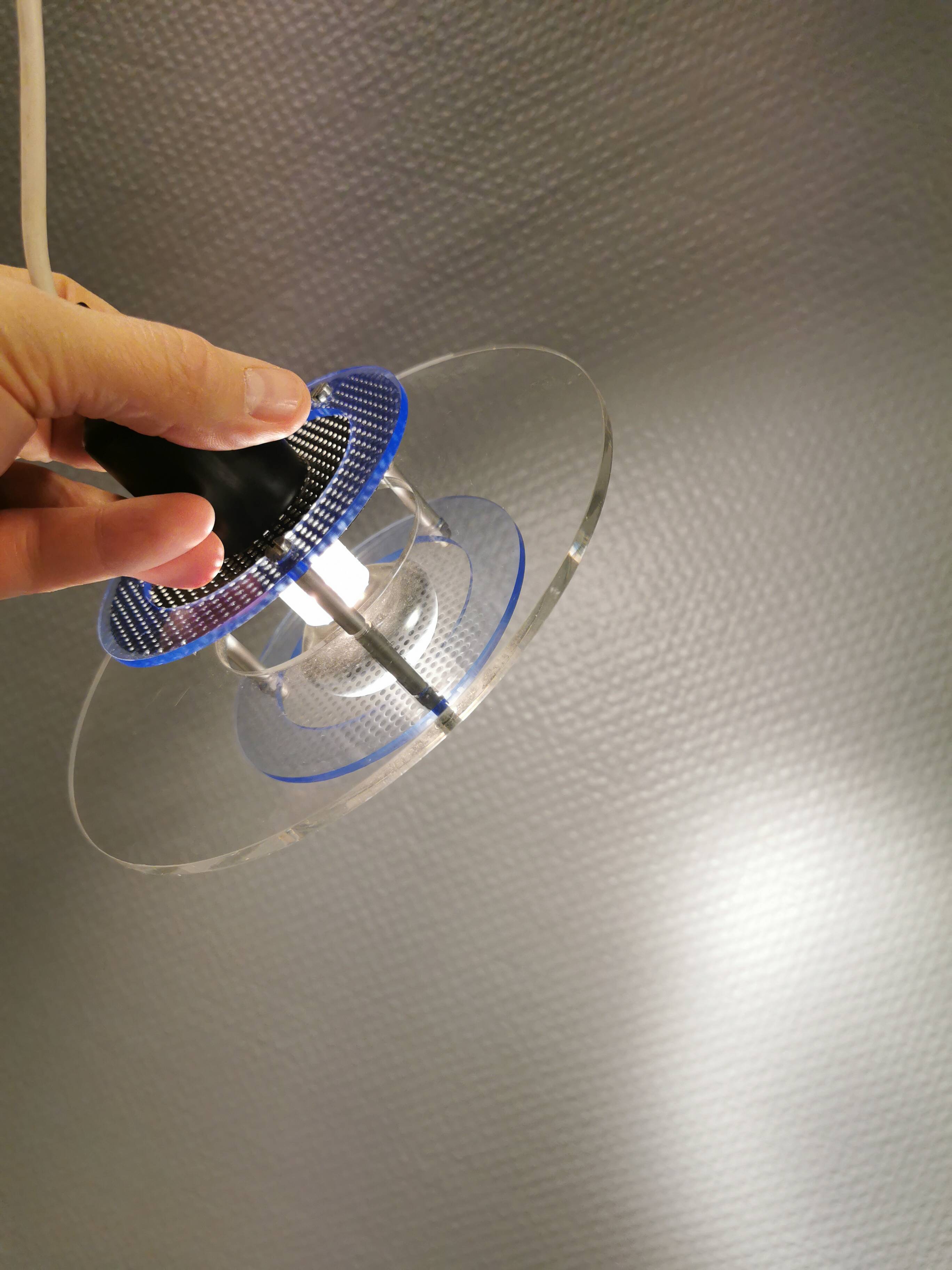 Petite suspension danoise Space-Age en verre plexi translucide, estimée années 1980.