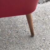 Mid-century cocktail chair in red vinyl and beech, ribbed backrest, 1950s.