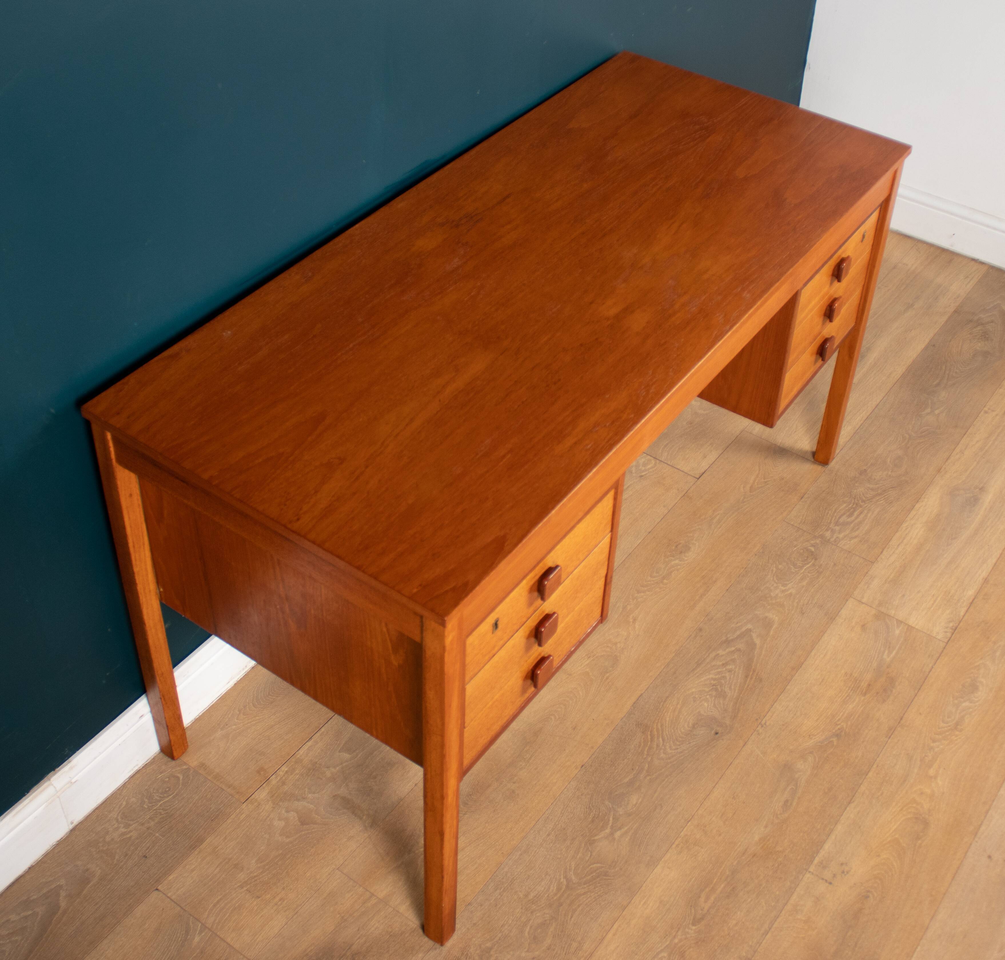 Bureau rétro des années 1960 danois en teak par Domino Mobler