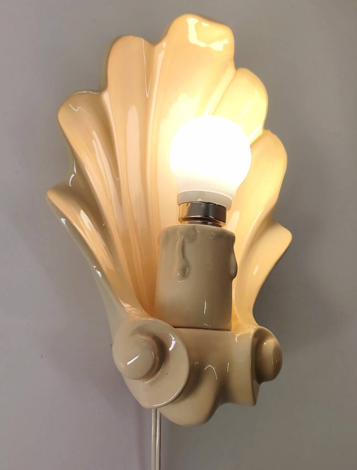Beige ceramic shell lamp wall lamp from the 40s