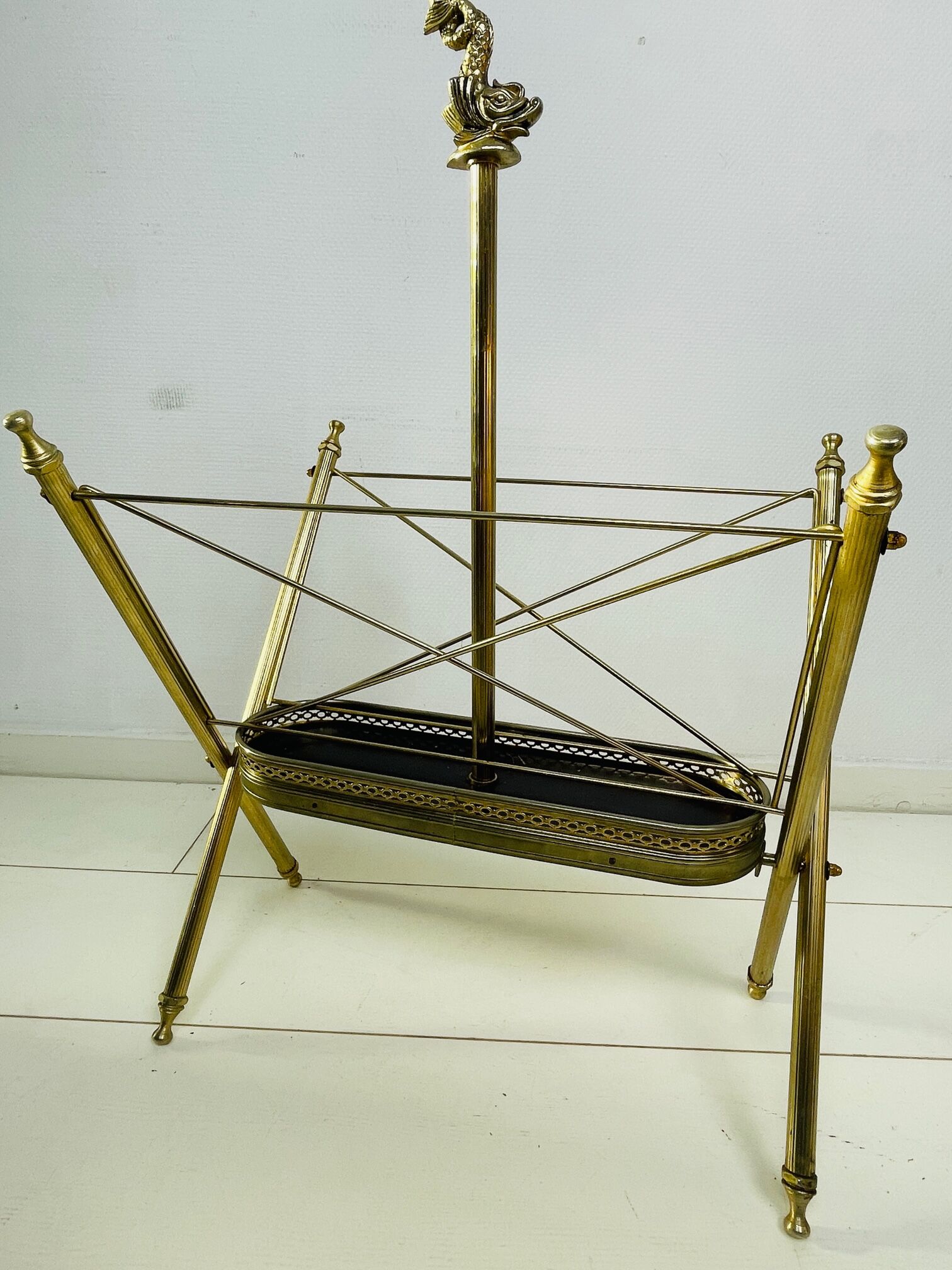 Porte-revues vintage n laiton néo classique