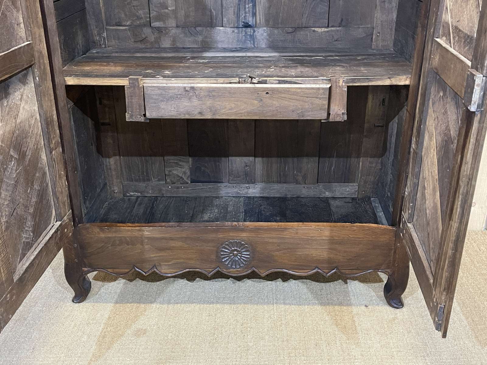 Breton chestnut cabinet of the nineteenth - removable