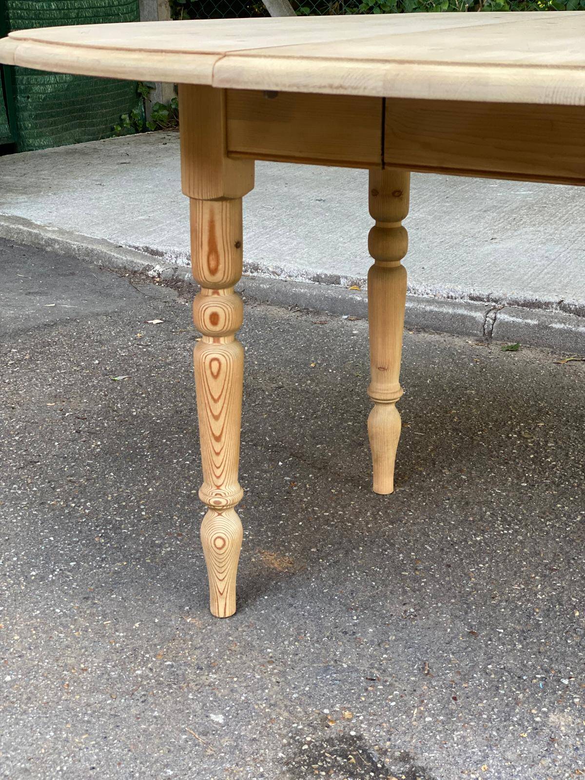 Interior's extendable round dining table with shutters, renovated in solid wood, 15