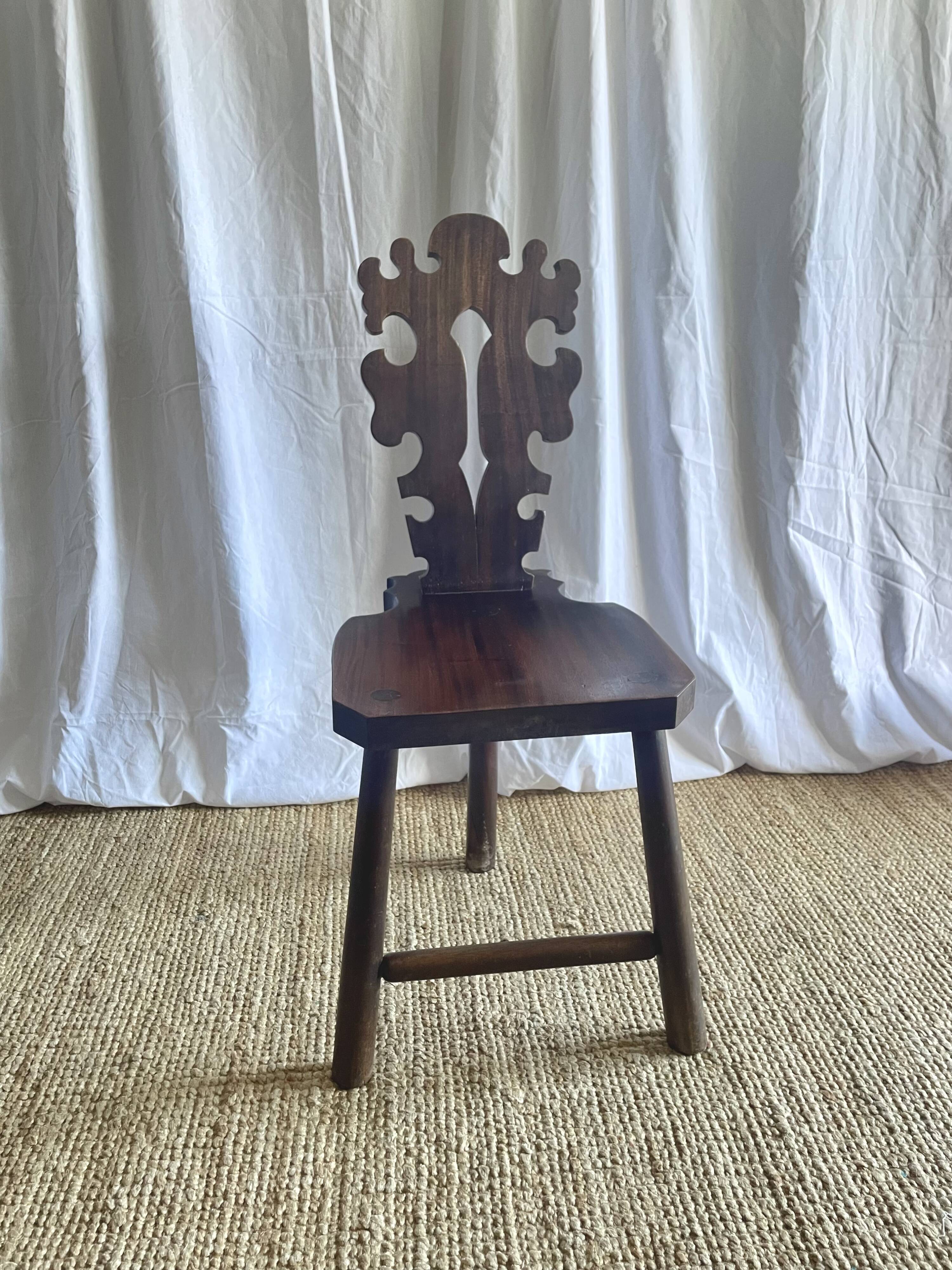 Tabouret tripode sculpté brutaliste vintage