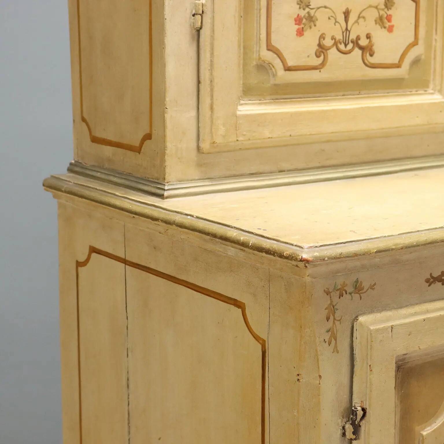 Buffet baroque ancien en bois laqué XVIIIe siècle