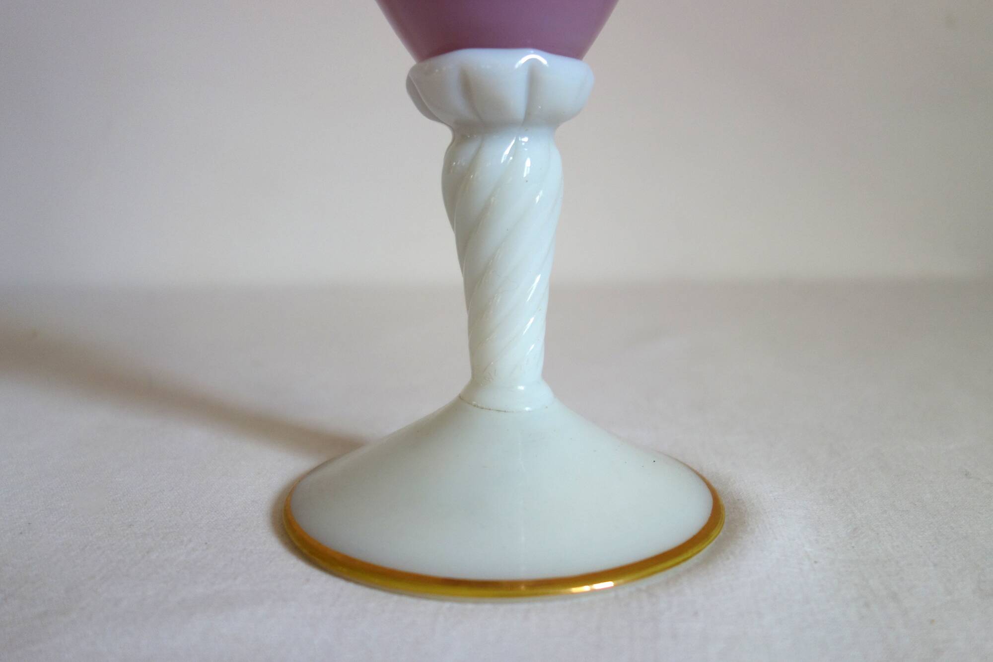 Ancienne aiguière en verre rose en blanc - camée velours