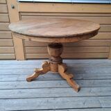 Folding round table