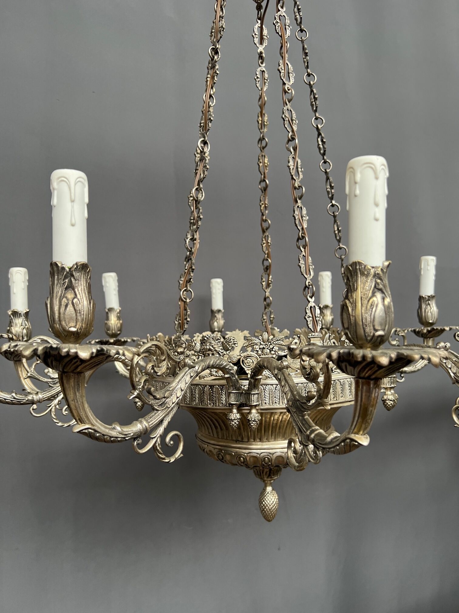 Grand lustre ancien rare en bronze massif argenté de style Empire 12 points lumineux.