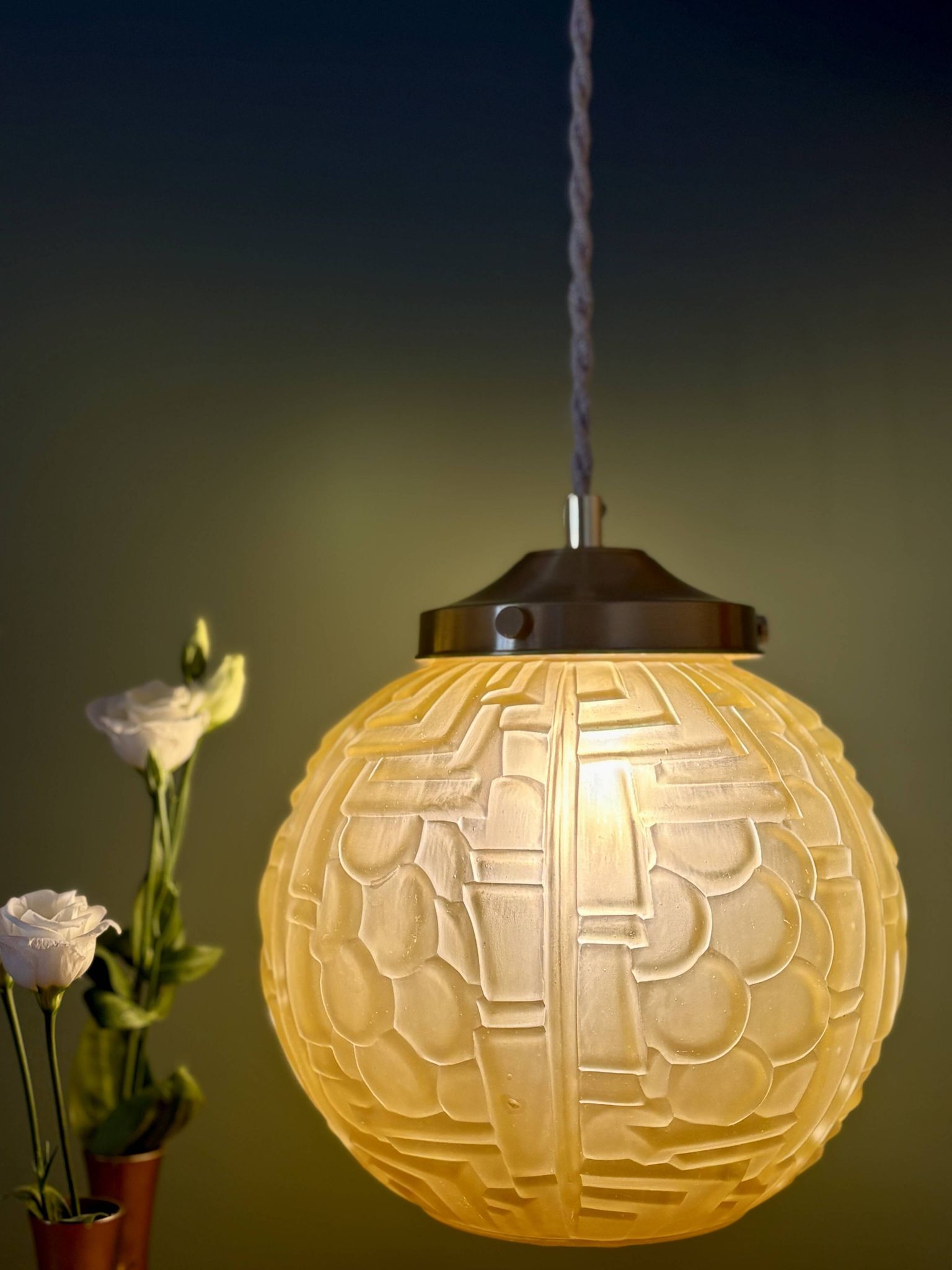 Suspension globe vintage art déco en verre dépoli jaune