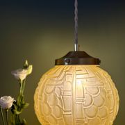 Suspension globe vintage art déco en verre dépoli jaune