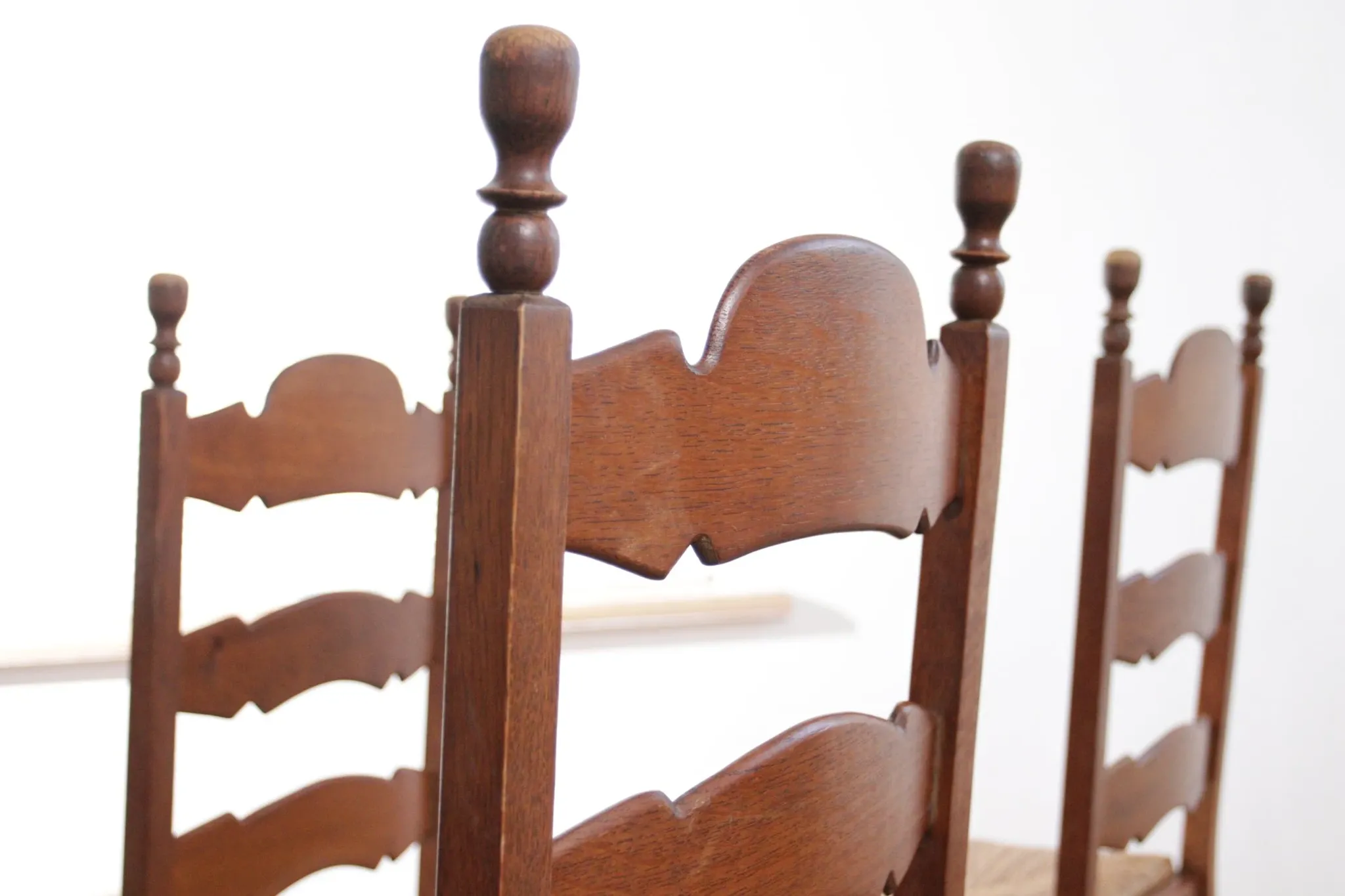 Set of 4 oak ladderback dining chairs with rush seats