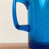 Broc en verre bleu fait main du milieu du siècle, années 1960