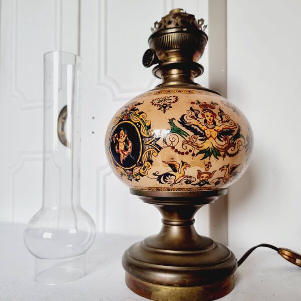 Lampe à huile électrifiée en bronze et faïence de Gien peinte à la main