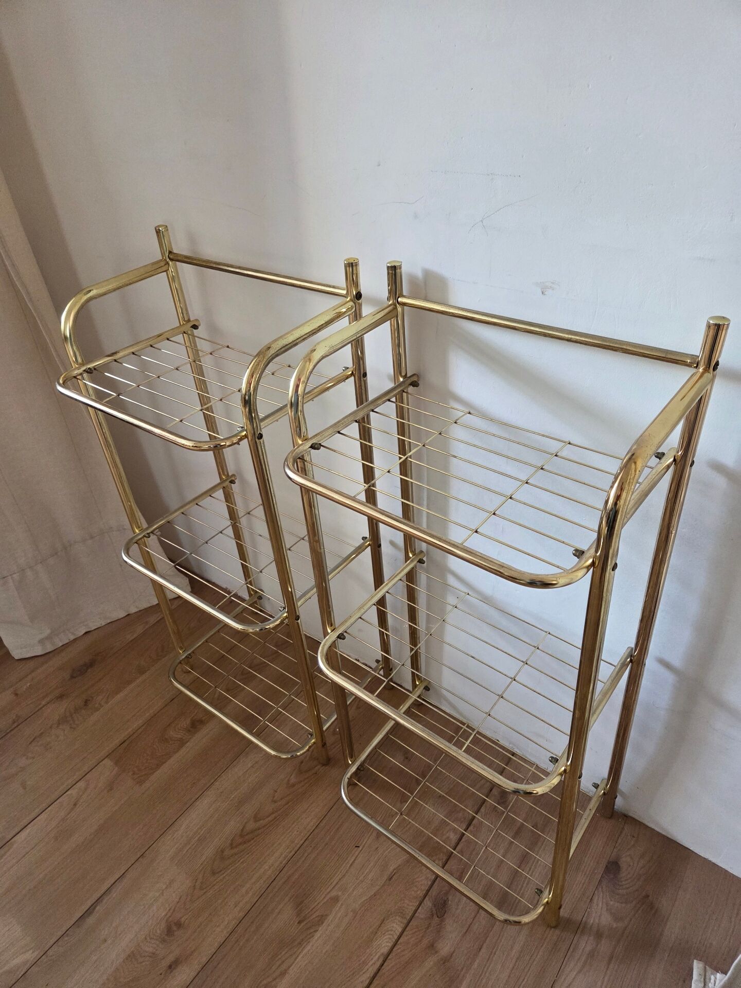 Paires d'étagères vintage en métal doré