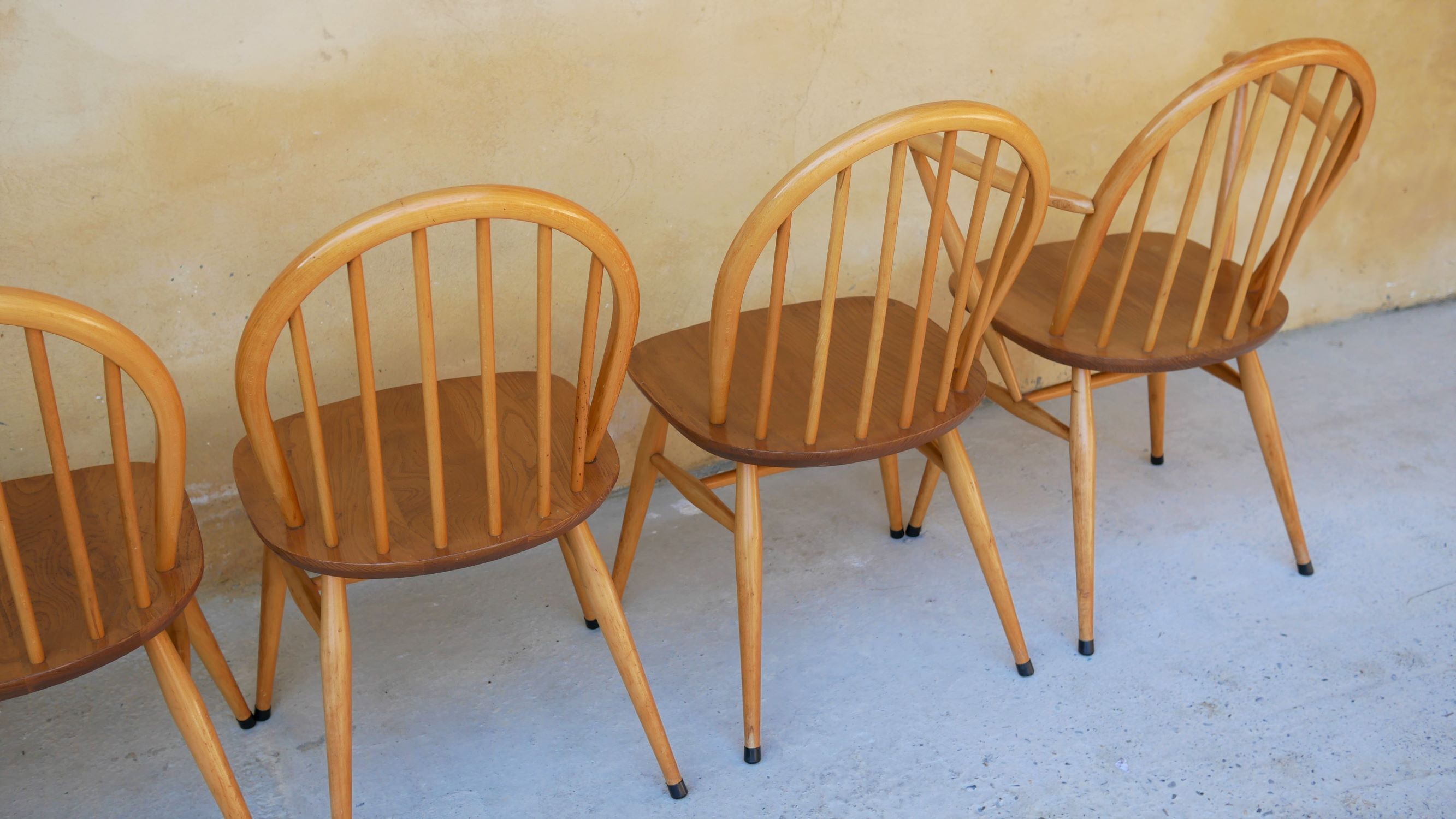Série de 4 chaises « Windsor » par L. Ercolani pour les éditions Ercol