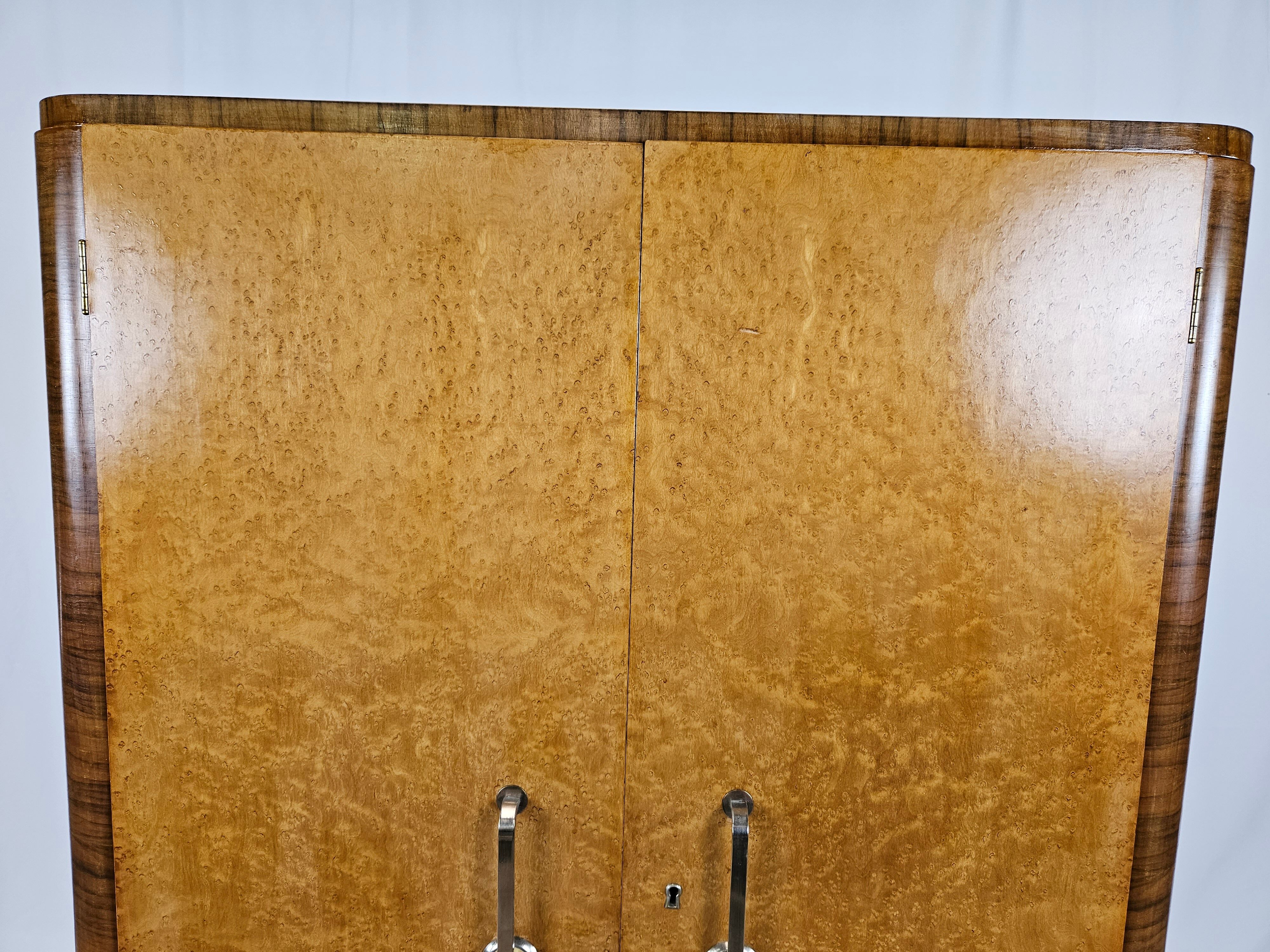 Art decò sideboard in thuja and walnut