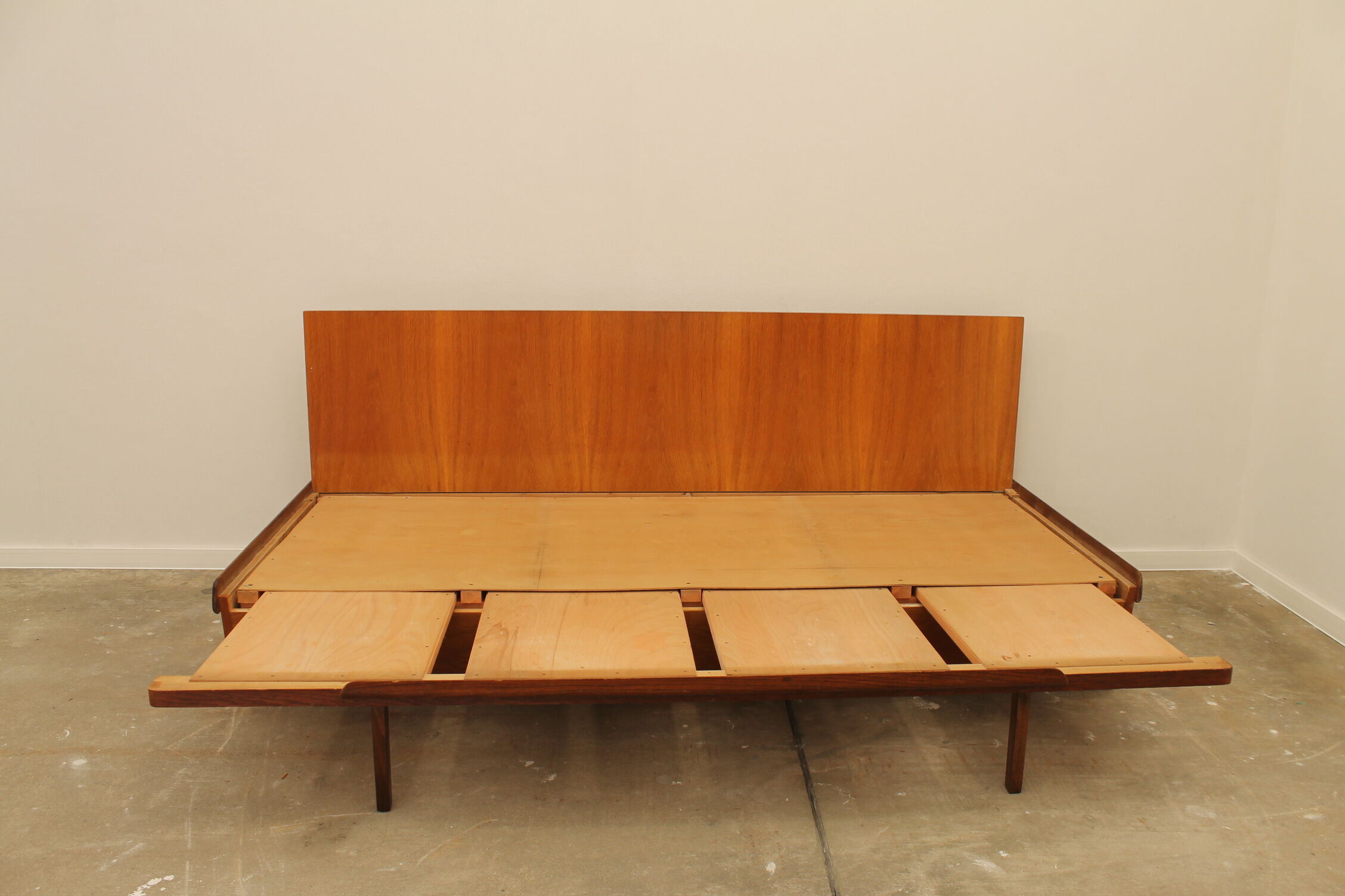 Mid century sofabed in walnut by jindrich halabala for up zavody, 1950´s