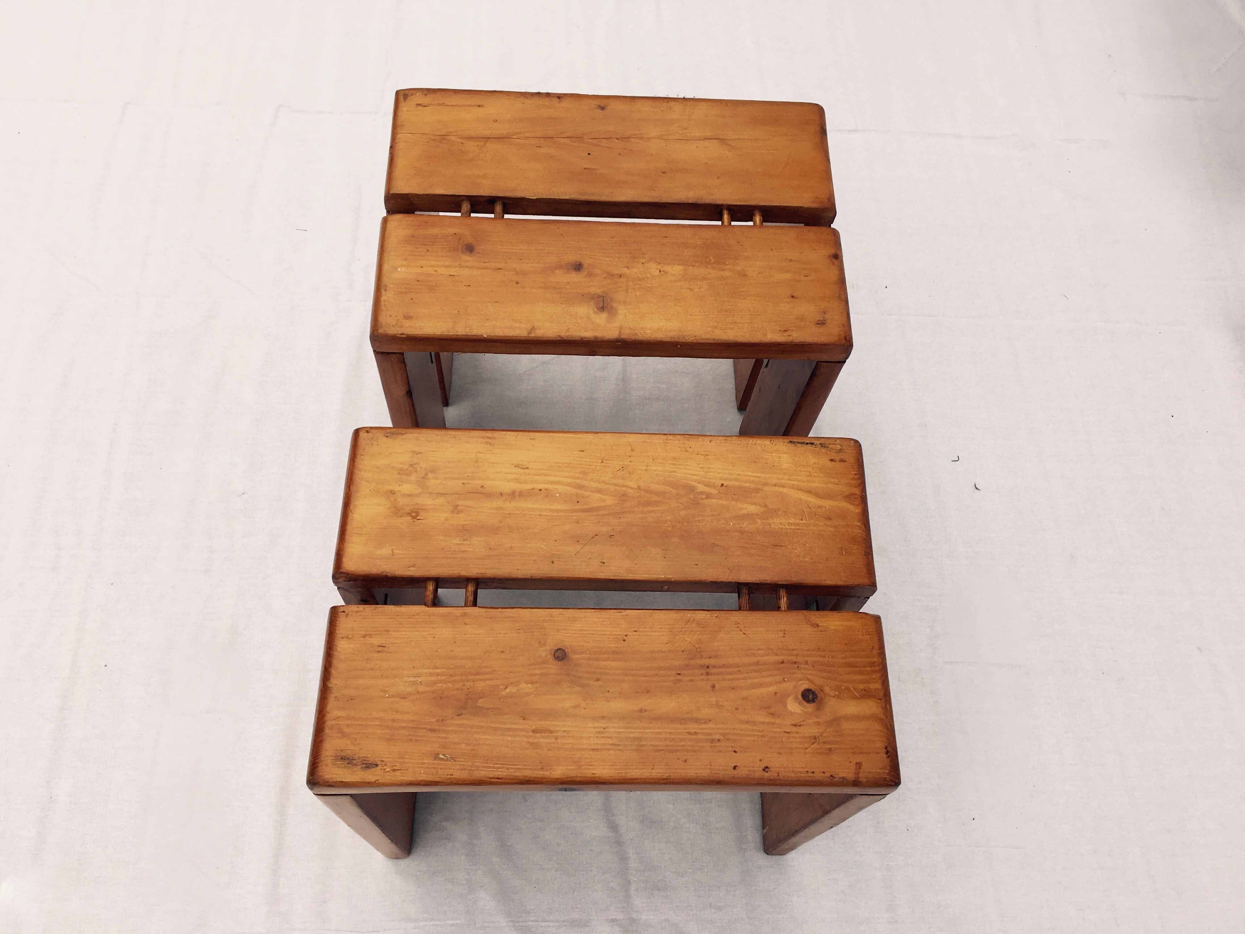 Paire de tabourets par Charlotte Perriand pour les Arcs, années 1960