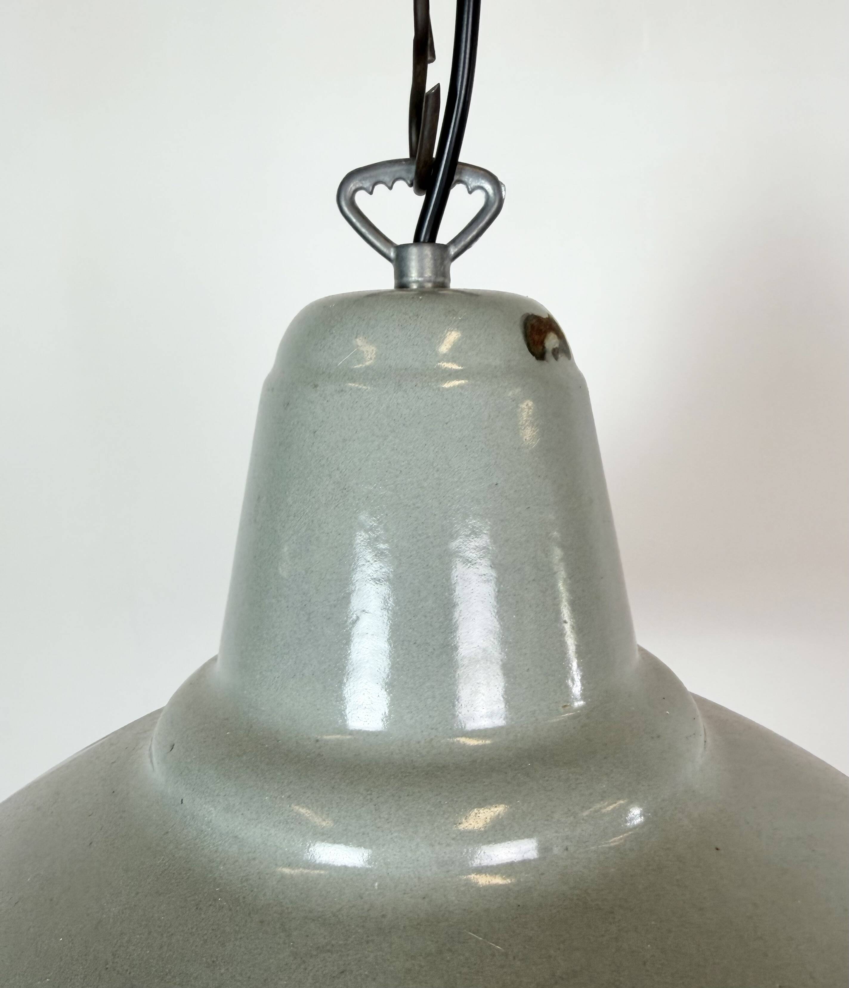 Lampe suspendue en émail gris industriel, années 1960