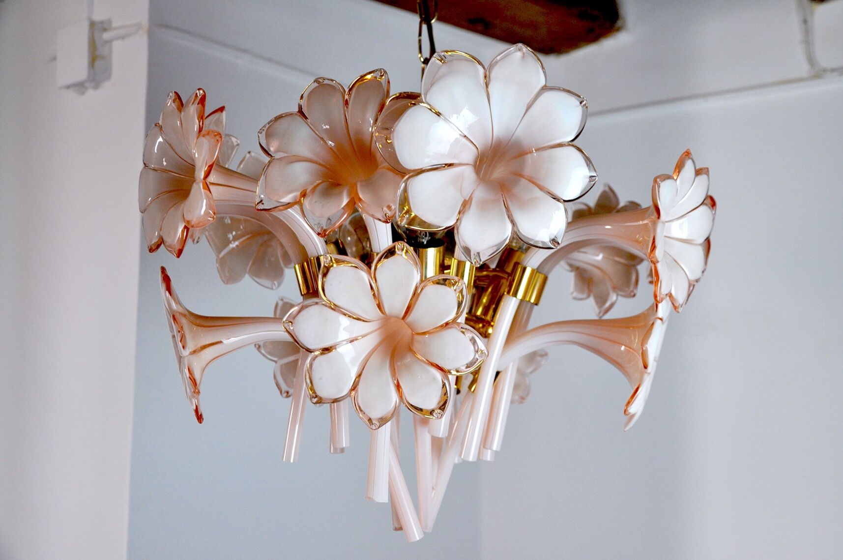 Pink fleur-de-lys chandelier, murano glass, Italy, 1970