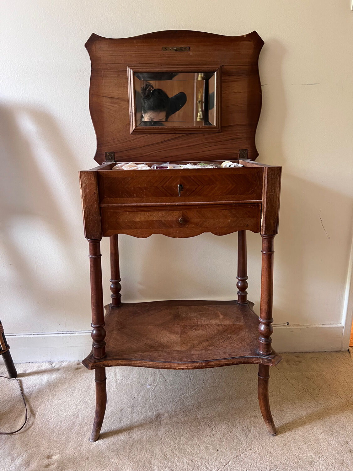 Travailleuse, coiffeuse en bois foncé couleur noyer avec miroir
