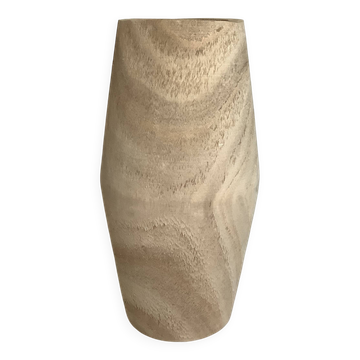 Vase en bois léger