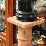 Lampe de table réalisée en bronze massif sur un socle en marbre.