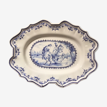 Oval plat in earthenware decorated with a hunting scene signed