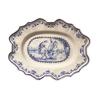 Oval plat in earthenware decorated with a hunting scene signed