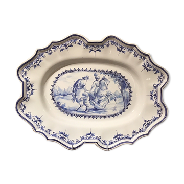 Oval plat in earthenware decorated with a hunting scene signed