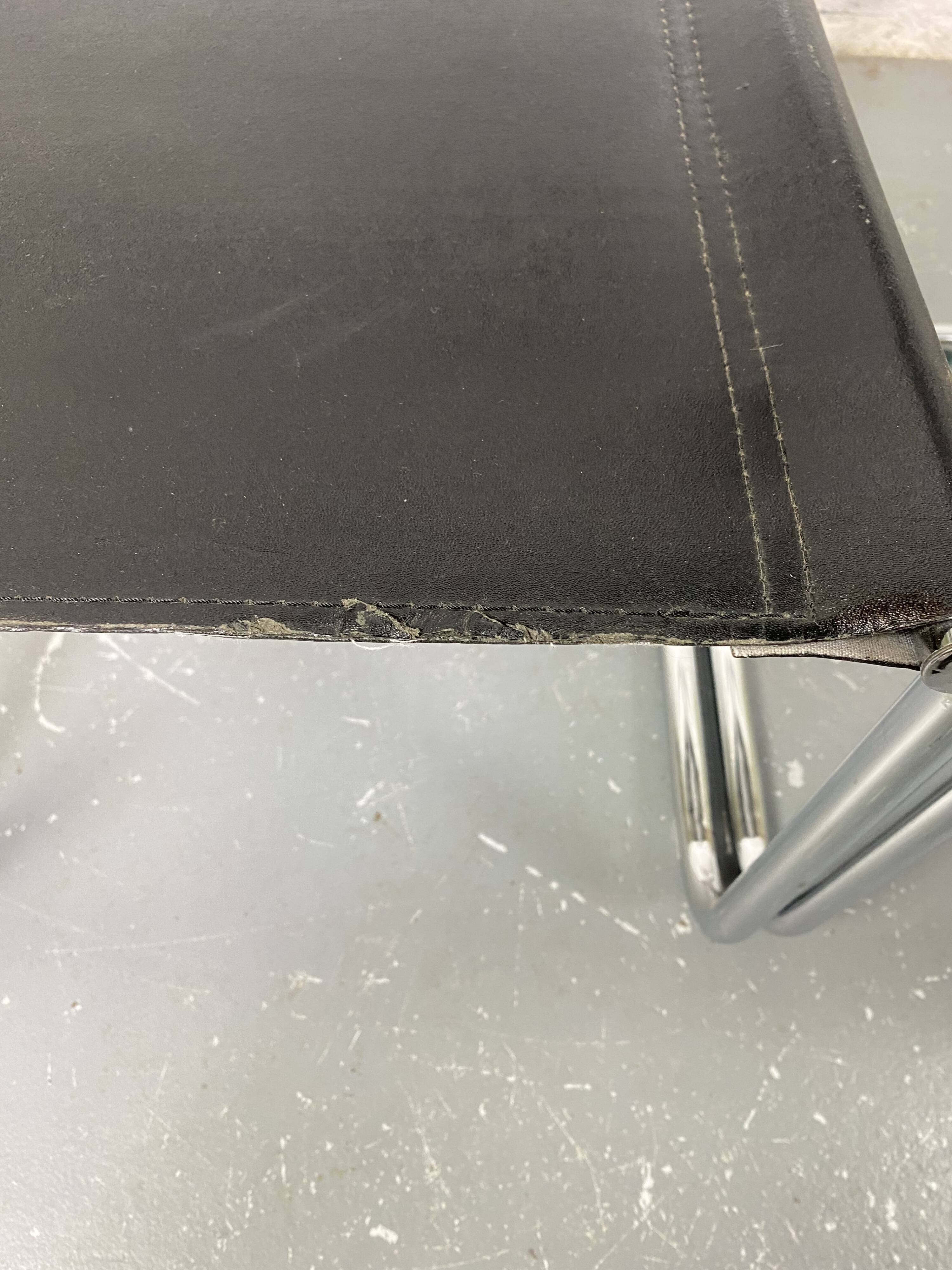 Paire de Fauteuils Design en simili cuir et Aluminium
