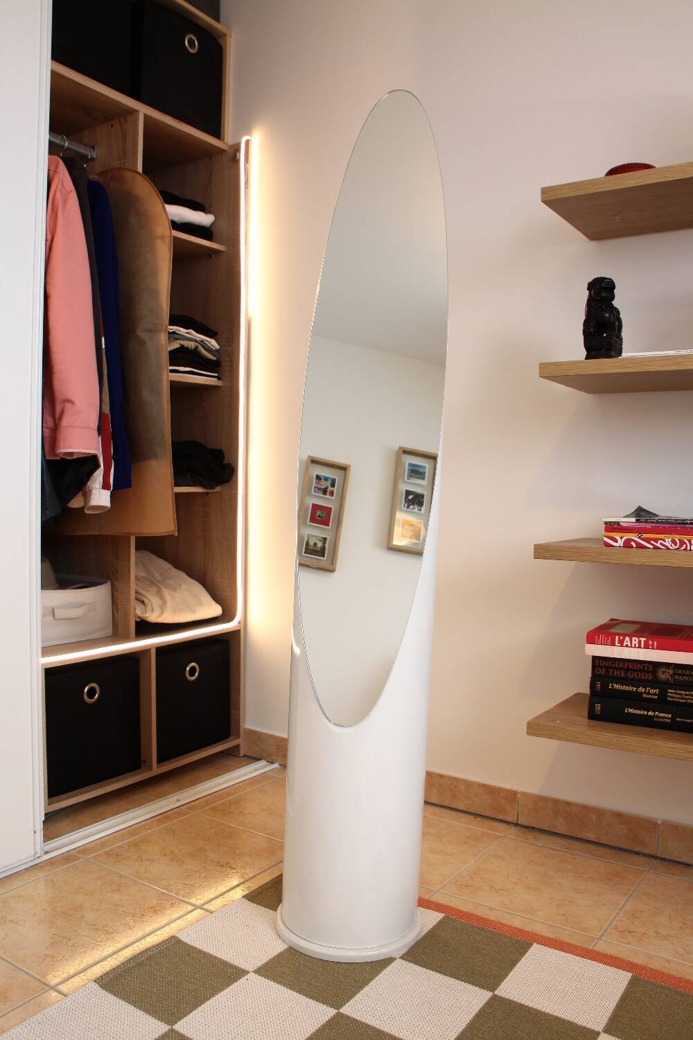 White lipstick mirror